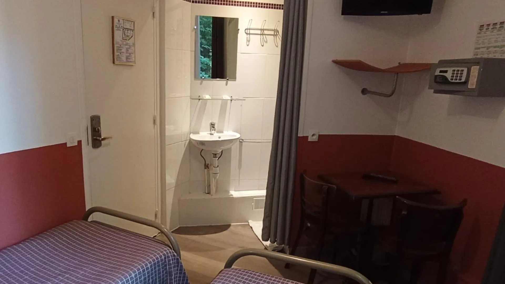 Hostel Caulaincourt Montmartre By Hiphophostels Paris Fransa