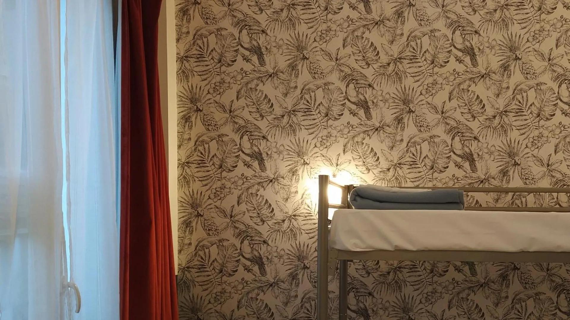 Hostel Caulaincourt Montmartre By Hiphophostels Paris